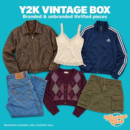 Box Abiti Vintage Y2K — esempio di mix thrift: giacca in pelle, top in pizzo, track jacket, jeans, cardigan argyle e minigonna cargo (capi firmati e non, marchi non garantiti)