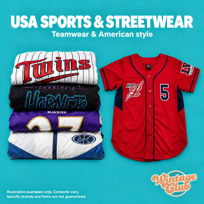 Box Americana — sport e streetwear USA: maglie di squadra piegate e casacca da baseball rossa (esempi illustrativi)