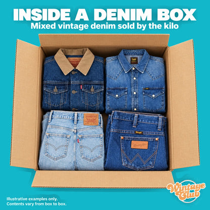 Dentro una KiloBox Denim: scatola aperta con giacca di jeans piegata, camicia e due paia di jeans